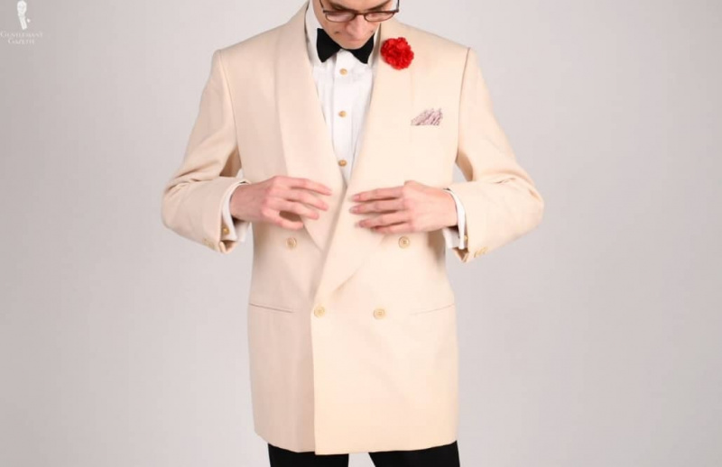 Preston vestindo um smoking marfim à la James Bond.