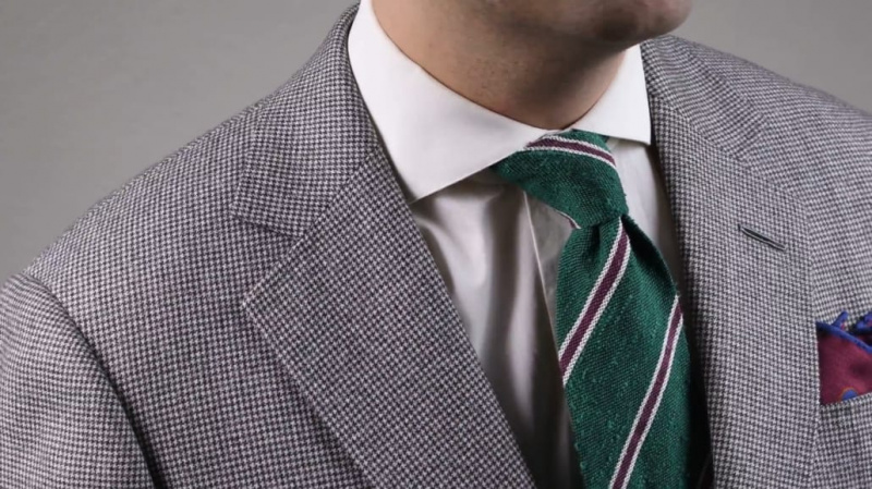 Uma gravata de seda texturizada Shantung listrada verde, roxa e creme de Fort Belvedere