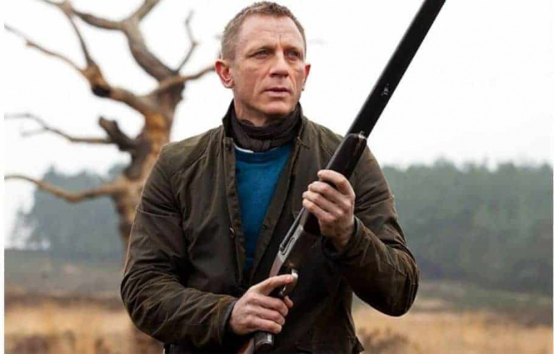 Daniel Craig como James Bond em Skyfall, vestindo uma jaqueta Barbour