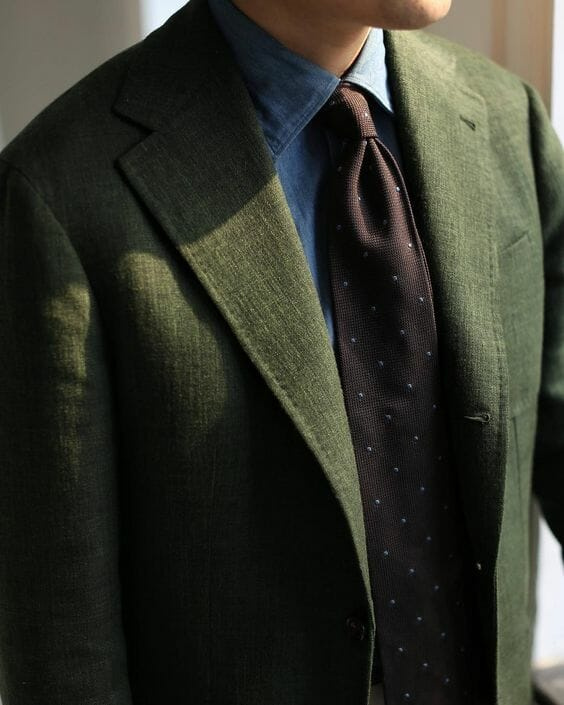 Chemise en jean avec veste verte et cravate marron