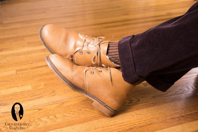 Zimní boty s manšestrovými ponožkami s Fort Belvedere přes lýtkové ponožky v barvě uhlí a oranžové