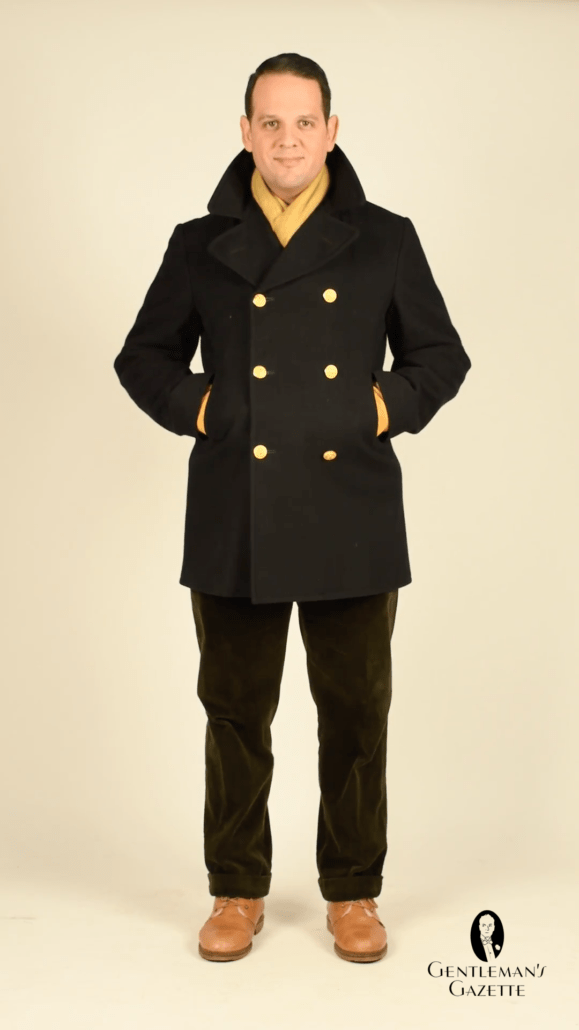 Une veste chaude décontractée avec des boutons dorés