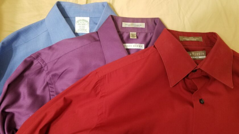 Фотографија плавих, љубичастих и црвених кошуља у боји драгуља