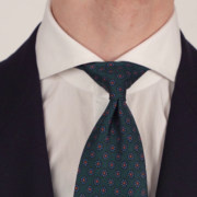 Chemise blanche à large col italien associée à une cravate en soie garance Macclesfield vert bouteille.