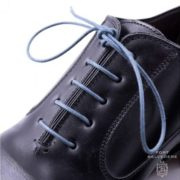 Modré boty nošené na černé botě