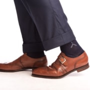 Um par de meias marinhas com relógios usados ​​com sapatos marrons