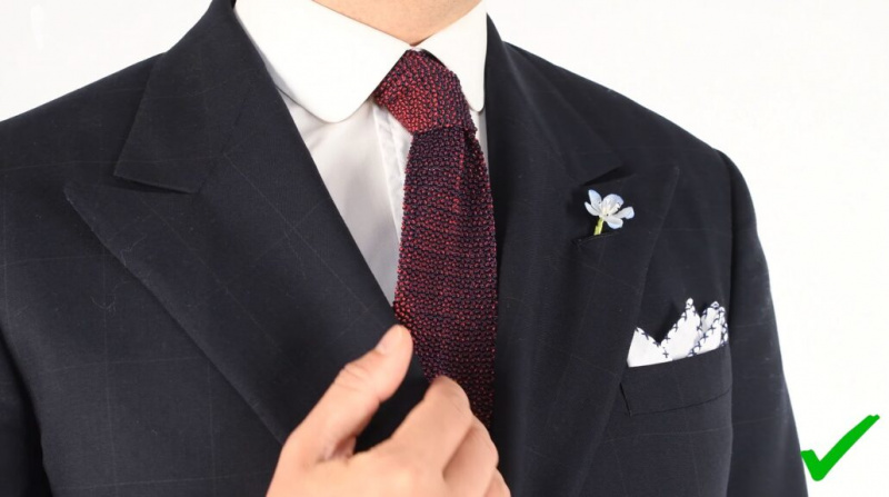 Vous pouvez porter une cravate en tricot pour rehausser un ensemble de costume d