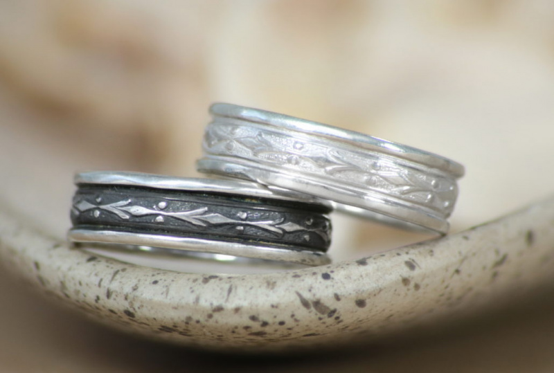 Suteptas sidabrinis žiedas prieš naują sterlingų žiedą