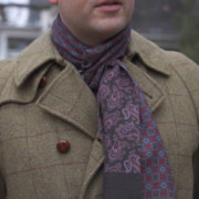 Un abrigo con bufanda de lana de doble cara paisley con patrón geométrico