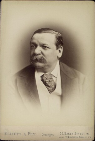 Uma fotografia em preto e branco de um homem em roupas do século 19