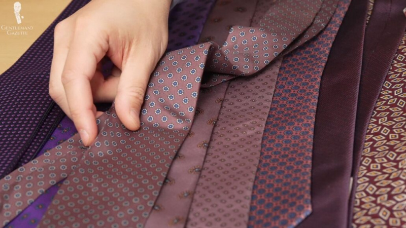 Různé kravaty ve fialových odstínech