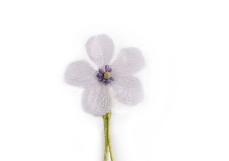 Una foto de una flor de alfiler de solapa de seda de geranio lavanda clara