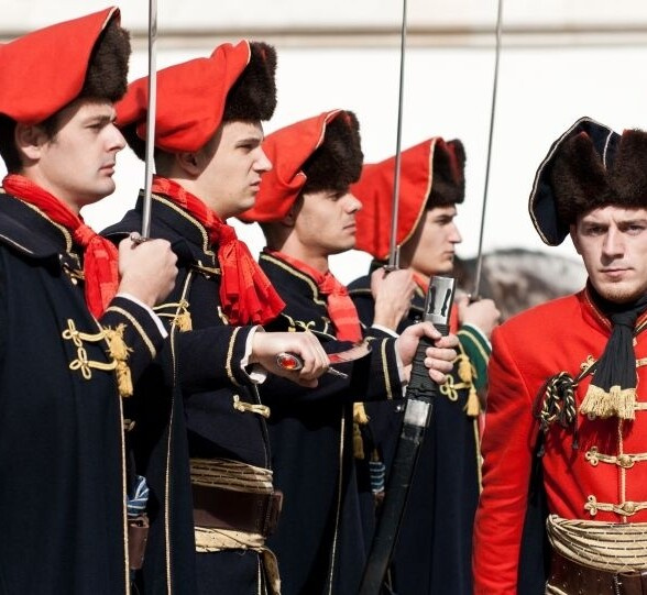 Soldados croatas em uniformes históricos tradicionais
