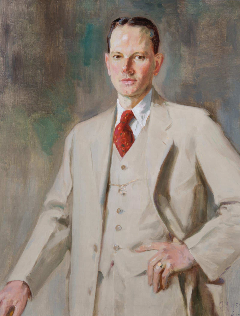 Un hombre blanco con un traje blanco al estilo de finales de la década de 1920
