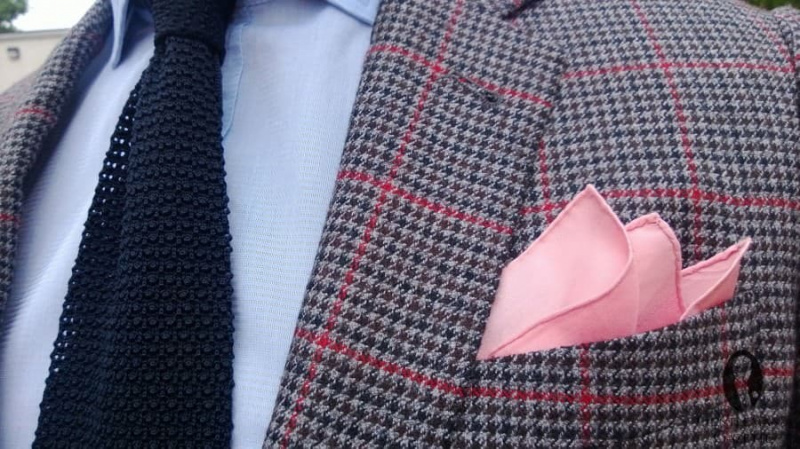 Veste Indochino avec boutonnière machine, pochette en coton rose et cravate en maille marine