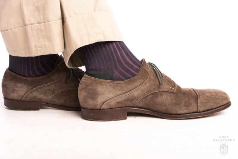 Shadow Stripe Ribbed Socks Verde escuro e roxo com sapato de camurça marrom e calça cáqui