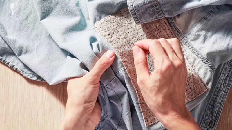 Zakrpa tkanine zašivena na oštećenje radi popravka