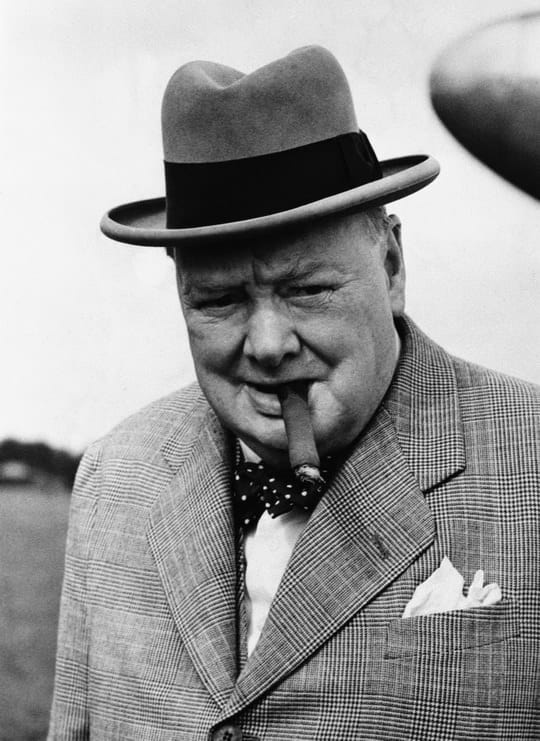 Churchill in Grey Homburg vaaleammalla reunalla