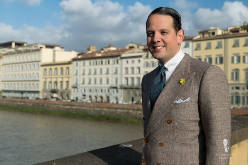 Yours Truly em Firenze vestindo um terno de flanela marrom vintage glencheck