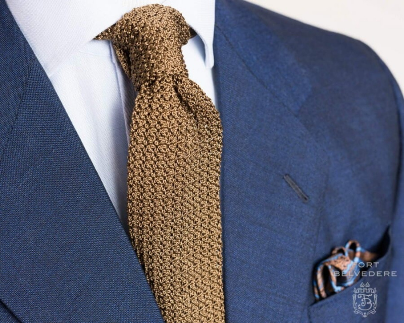 Плаво одело од мохера, пресавијени свилени џепни квадрат у смеђој боји са плавим пејзлијем и плетеном краватом у чврстој дуван смеђој свили од Форт Белведере
