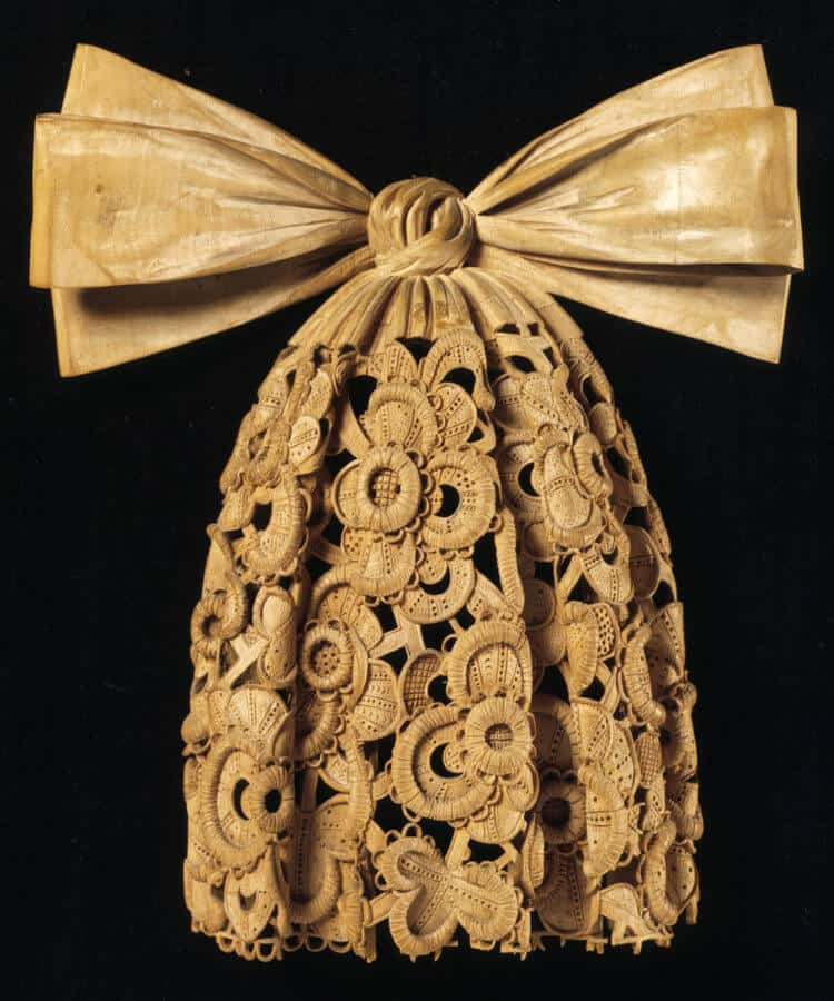 Puusta veistetty kravatti, joka jäljittelee venetsialaista neulankärkipitsiä puuntyöstötaiteilijan Grinling Gibbonsin Horace Walpolelle