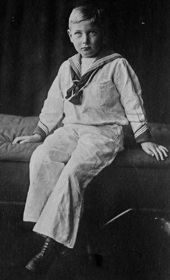 Príncipe John com gravata de nó de marinheiro fotografado por George Grantham Bain, c. 1913