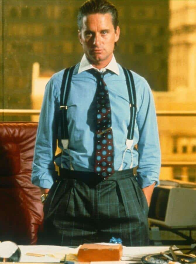 Gordon Gekko em Wall Street usando uma gravata estampada com grandes motivos
