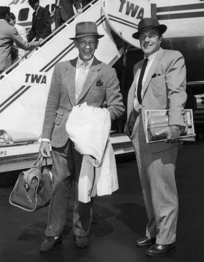 Astaire nappikaulus, solmiot kuoppalla ja solmiotangolla