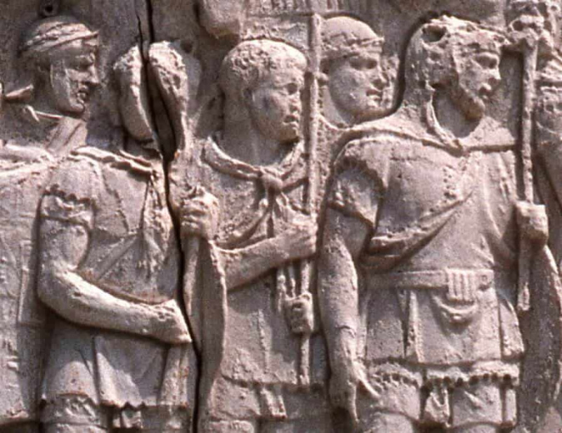 Close up de la colonne Trajane à Rome 113 AD - notez les chiffons de cou