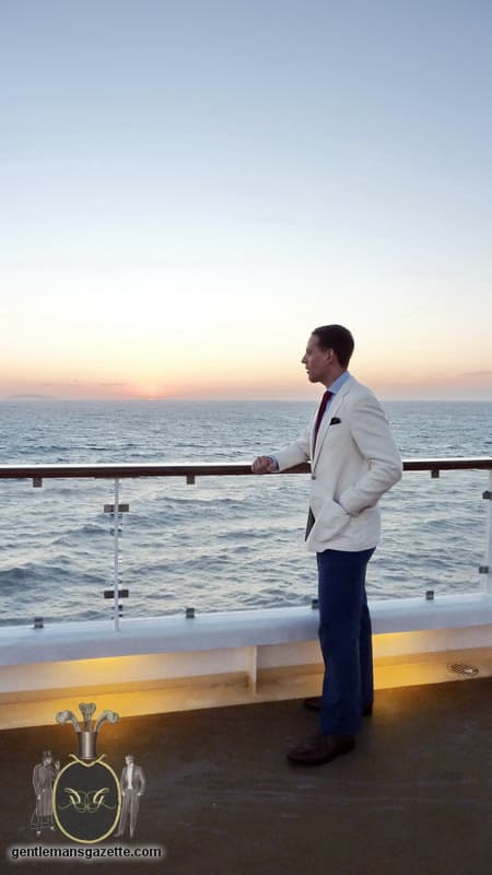 Raphael Schneider draagt ​​zijn zee-ensemble op het dek van een cruiseschip 1