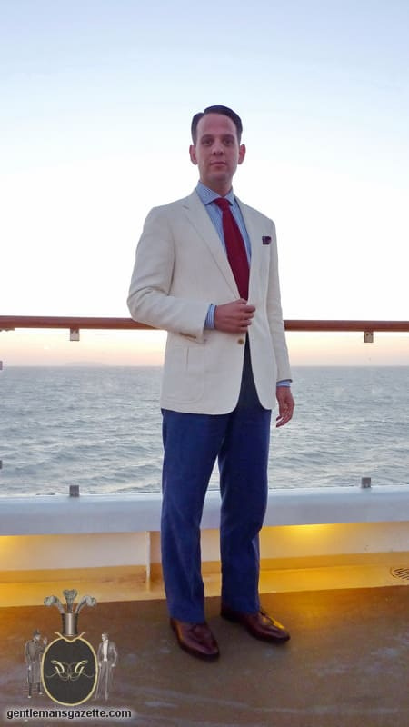 Raphael Schneider vestindo seu conjunto no mar no convés de um navio de cruzeiro 2