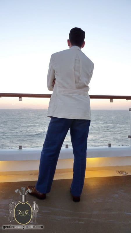 Raphael Schneider draagt ​​zijn zee-ensemble op het dek van een cruiseschip 3