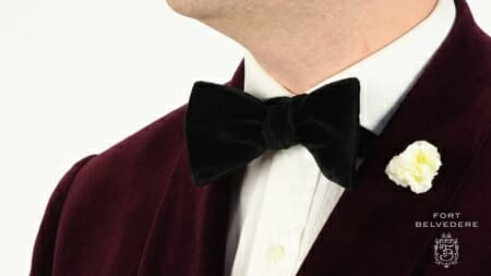 Raphael vestindo uma borboleta de veludo de seda preta gravata borboleta de ponta única feita à mão na Inglaterra por fort belvedere