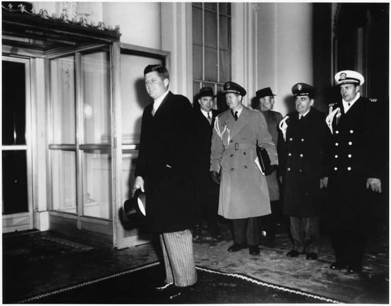 JFK le jour de son inauguration - notez le chapeau haut de forme dans sa main