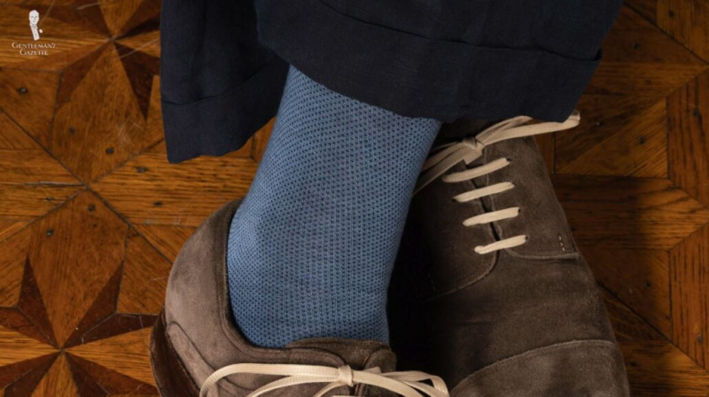 Dvoubarevné pevné ponožky mají jemný barevný efekt pro vizuální zajímavost