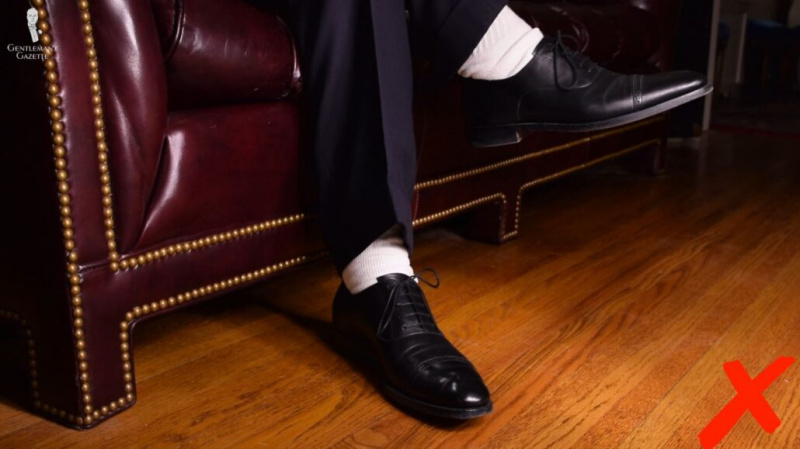 Nošení atletických ponožek ke společenským botám je pro klasické pánské oblečení nevhodné