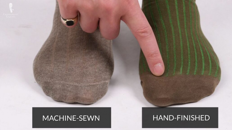 Ručně vyrobené ponožky nemají viditelné svědivé švy na rozdíl od strojově šitých (na obrázku: žebrované ponožky Mid Brown a Green Shadow Stripe z Fort Belvedere)