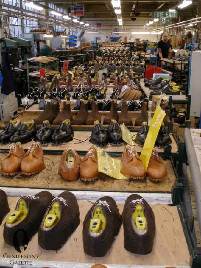 Une sélection de chaussures Crockett & Jones avançant dans la fabrique