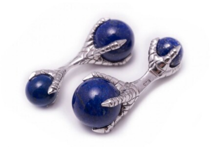 Sidabrinės „Eagle Claw“ rankogalių sąsagos su „Lapis Lazuli“ kamuoliukais – padengtas 925 sterlingų paladžiu – „Fort Belvedere“ baltame fone