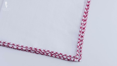 Balta lininė kišeninė aikštė su bordo raudonu rankiniu X dygsniu – Belvederio fortas