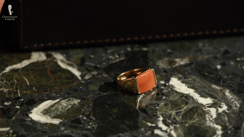 Prsten s neidentifikovaným oranžovým kamenem