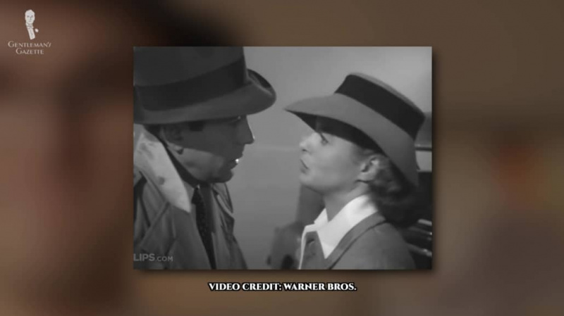 Humphrey Bogart et Ingrid Bergman portant des chapeaux Borsalino dans une scène du film classique Casablanca.