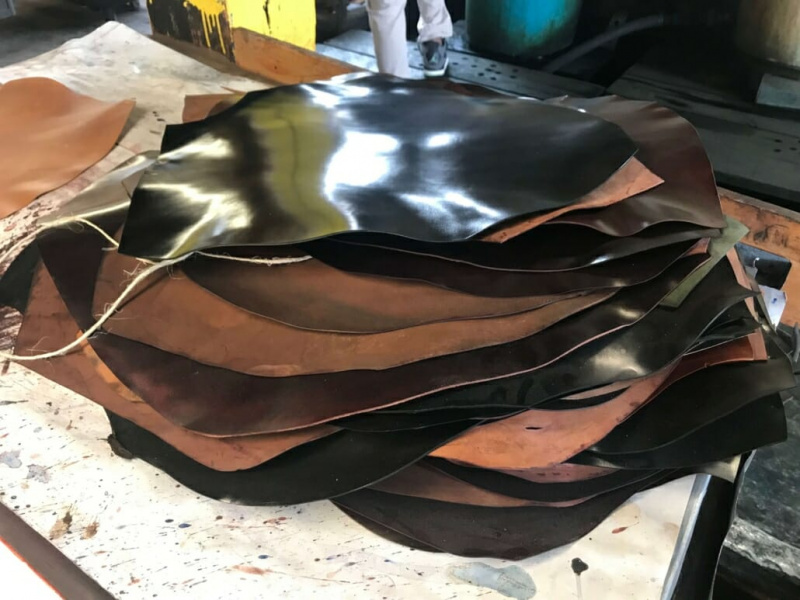 Pár kordovanských kožených mokasínů, které potřebují vyčistit