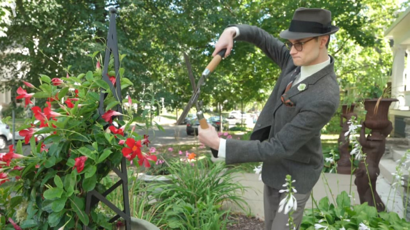 Preston essayant de couper des fleurs avec un ciseau de jardinage.