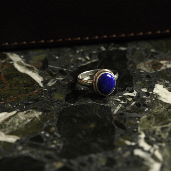 Valokuva tummansinisestä lapis lazulista sterlinghopeasormuksessa