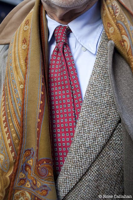 ツイードのブルース・ボイヤー、プリントのネクタイ、ボタンのないシャツの襟、ローズ・キャラハンのプリントのスカーフ