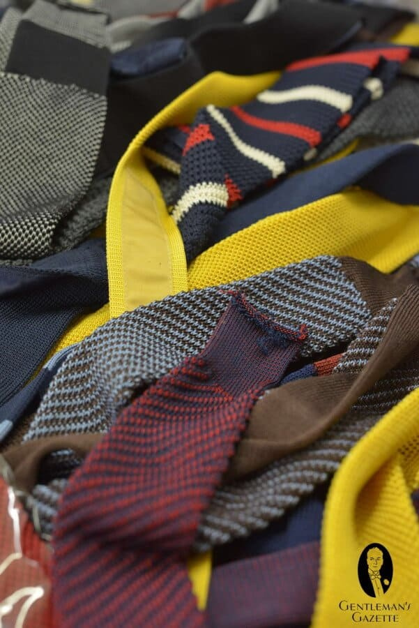 Řada různých kulatých pletených, měkkých pletených kravat
