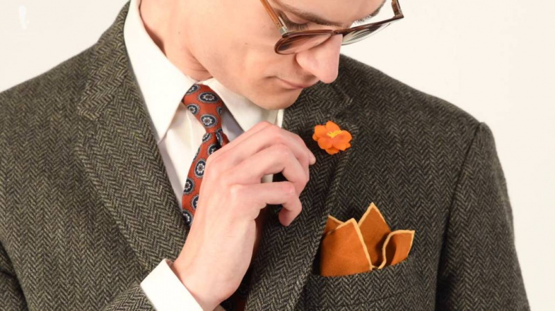 Si votre cravate est très ornée de motifs, vous pouvez opter pour une pochette de costume unie et assortir simplement sa couleur à votre boutonnière.