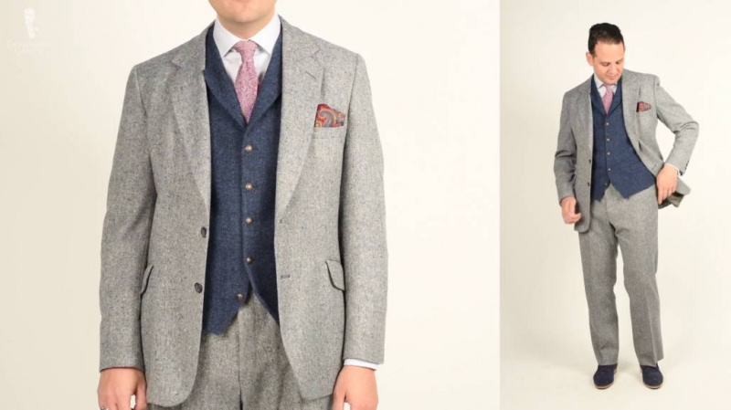 Veste en tweed Donegal gris, gilet bleu, cravate et pochette en maille rose chinée
