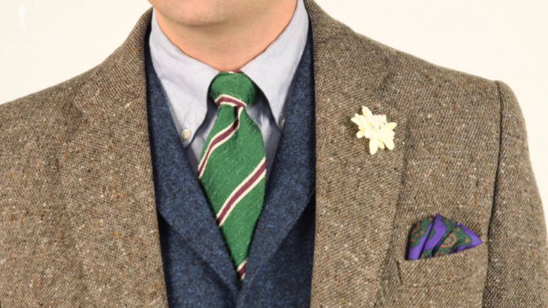 Veste en tweed, gilet en tweed bleu, chemise à col bleu clair associée à une pochette de costume en soie garance violette et une cravate en soie shantung vert et violet
